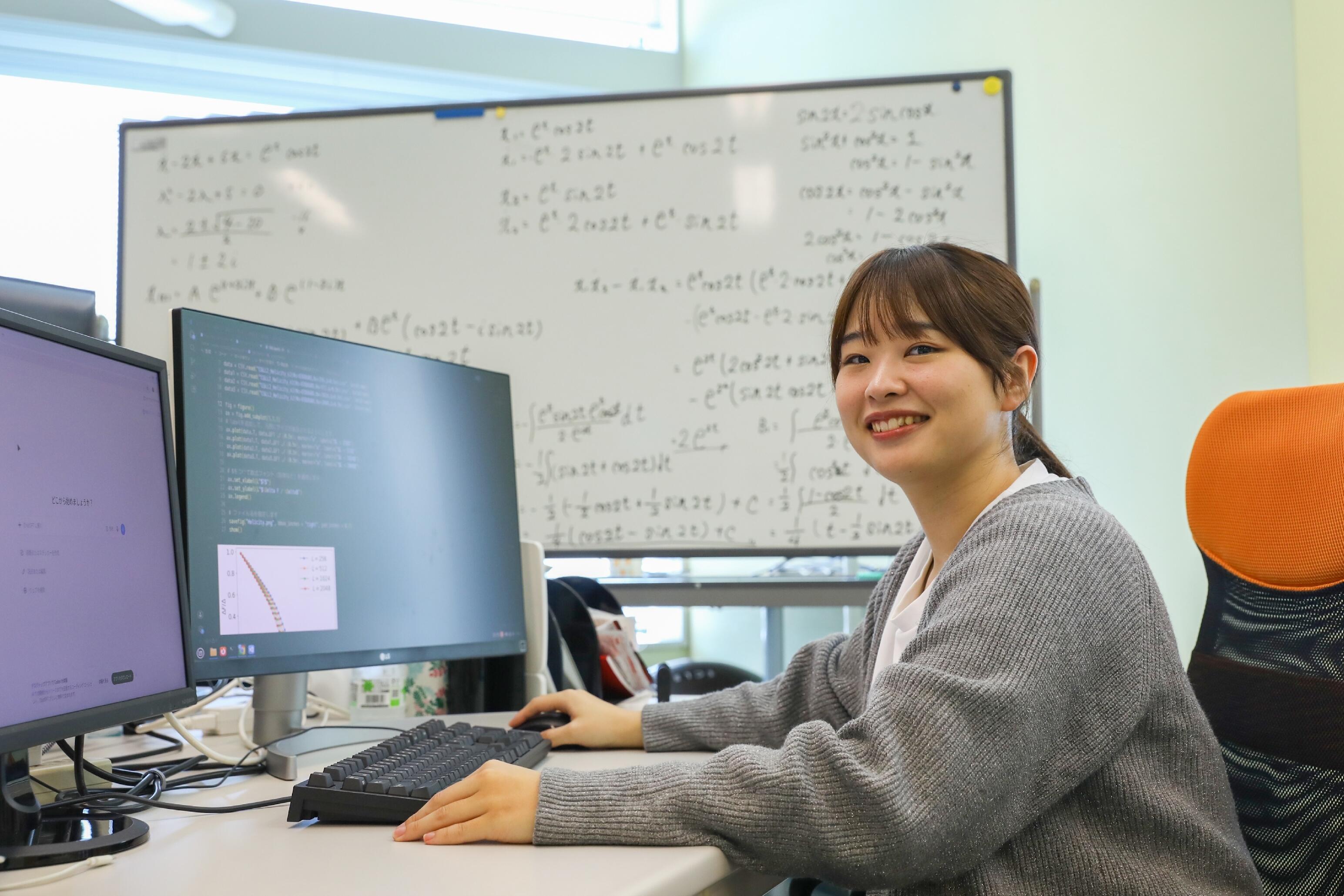 ★遠藤さんデスク_web_tri.jpg