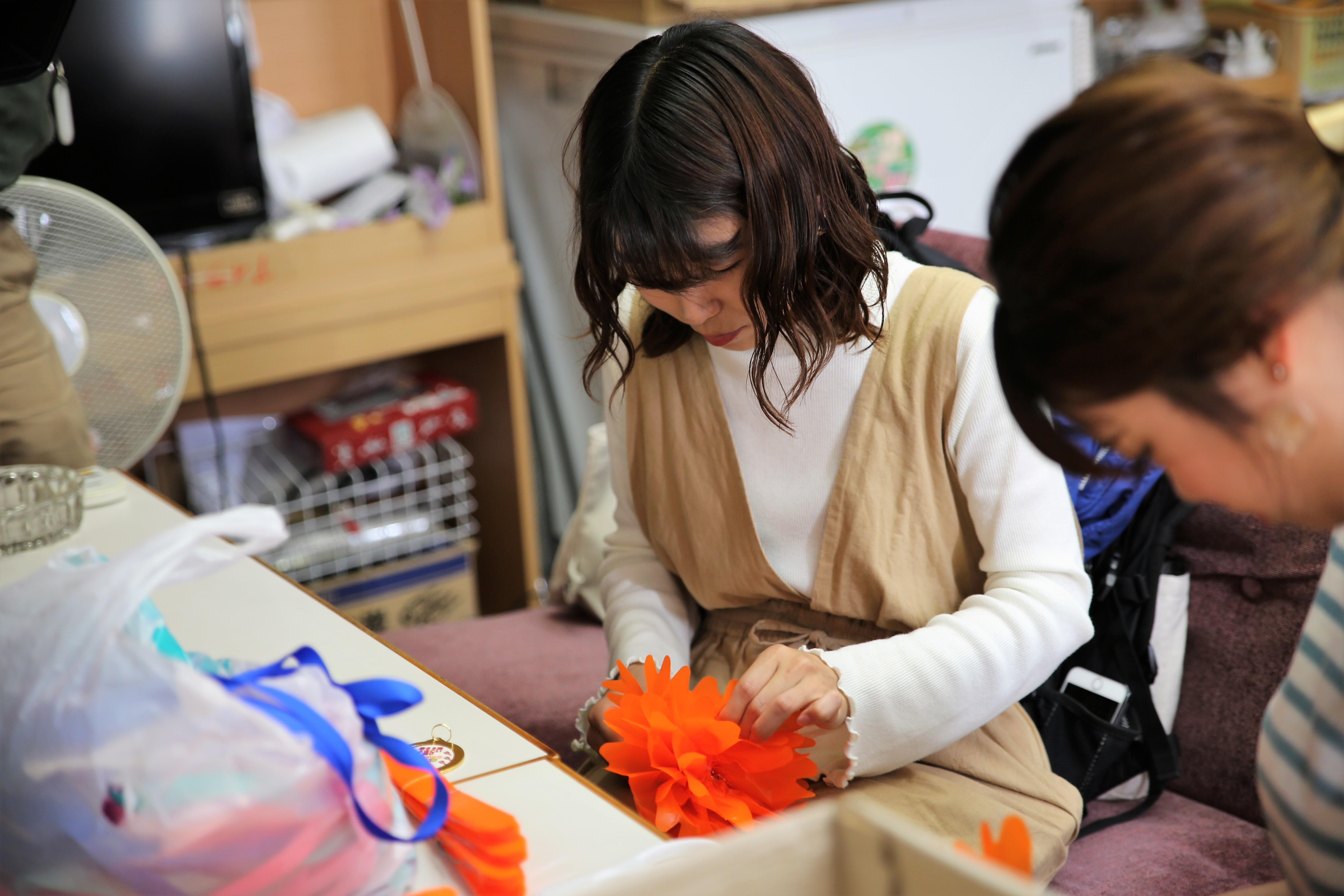 商品開発部 がよさこい祭り愛宕花メダルづくりのお手伝い News Topics 高知工科大学