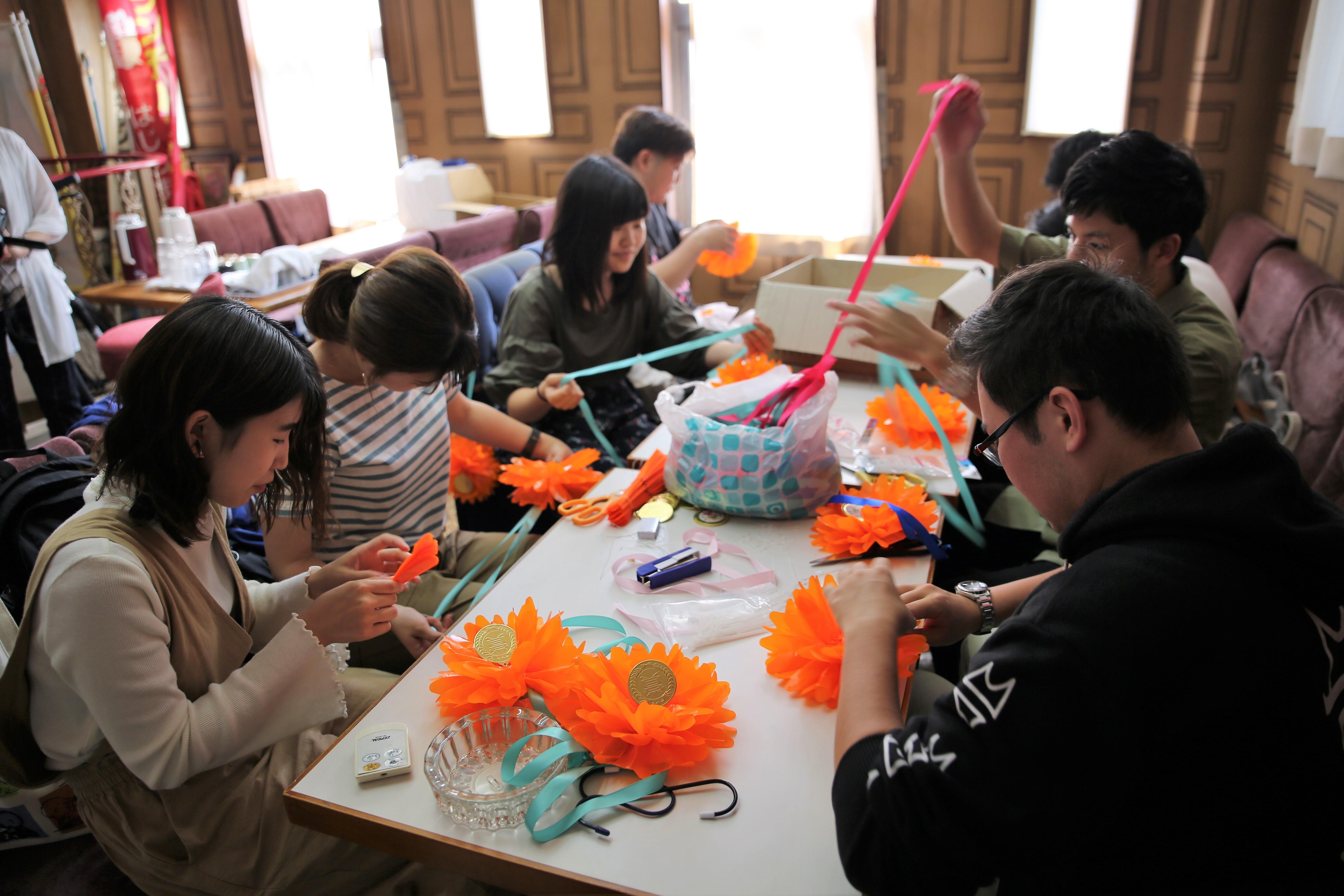 商品開発部 がよさこい祭り愛宕花メダルづくりのお手伝い News Topics 高知工科大学