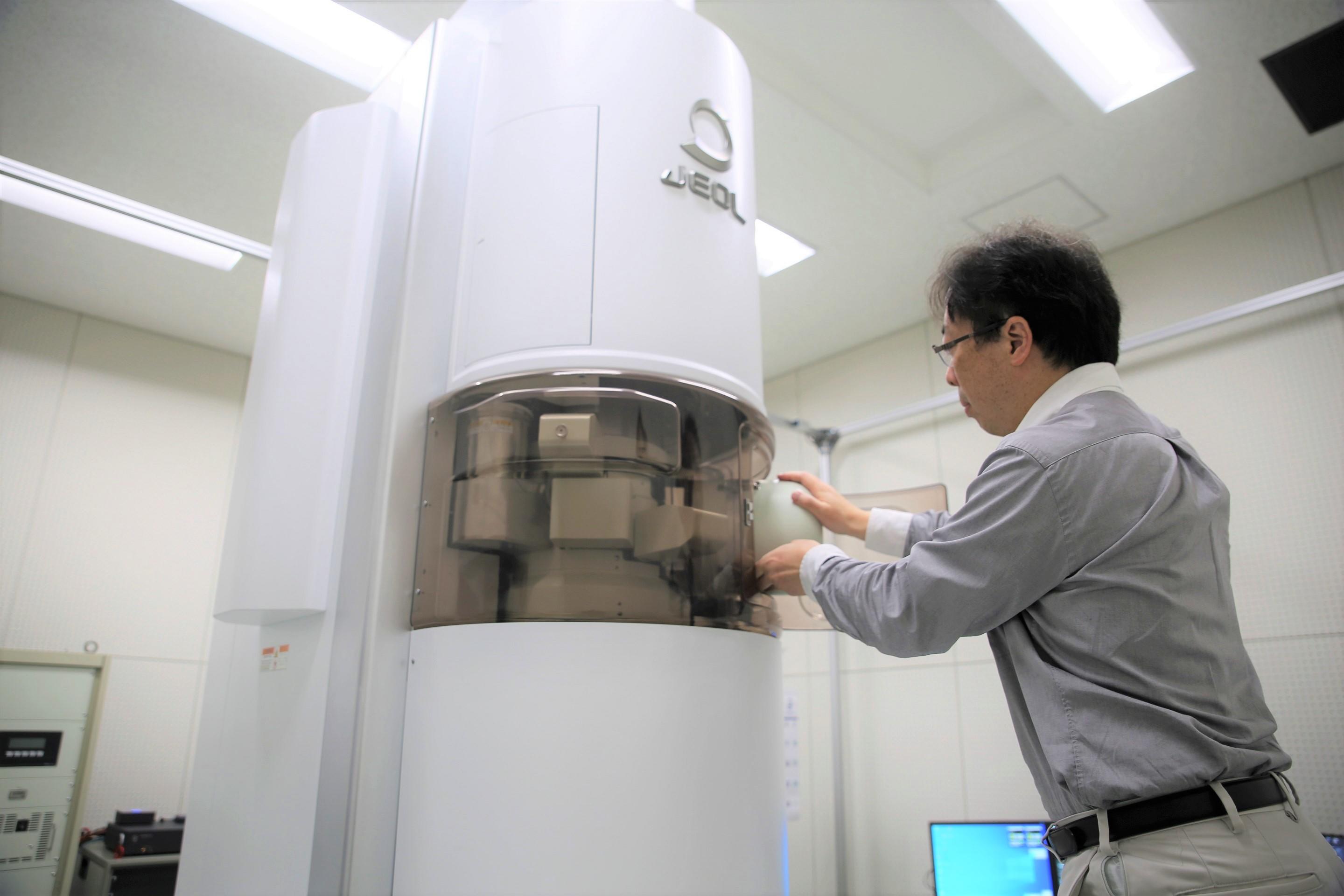 最新の電界放射型透過電子顕微鏡を導入しました | NEWS & TOPICS